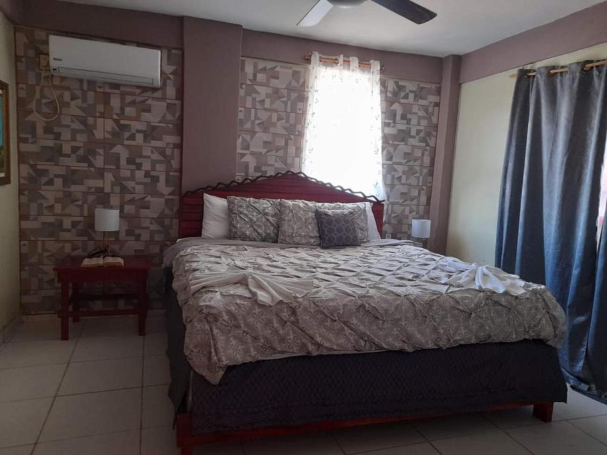 La Delphina Bed&Breakfast Bar&Grill La Ceiba Exterior foto
