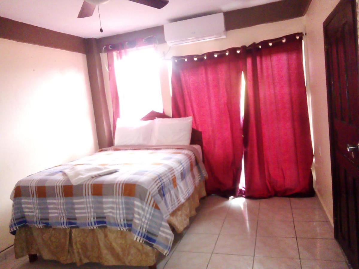 La Delphina Bed&Breakfast Bar&Grill La Ceiba Exterior foto