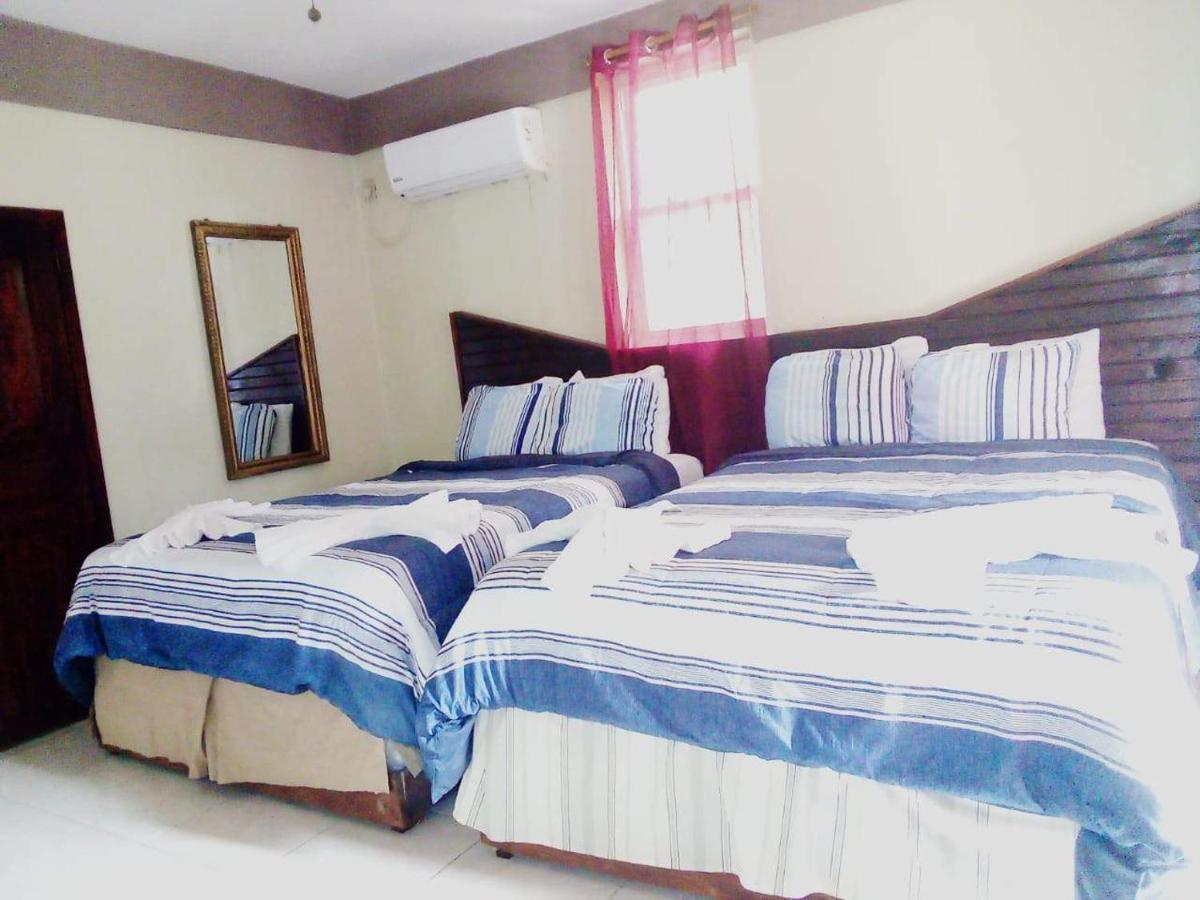 La Delphina Bed&Breakfast Bar&Grill La Ceiba Exterior foto