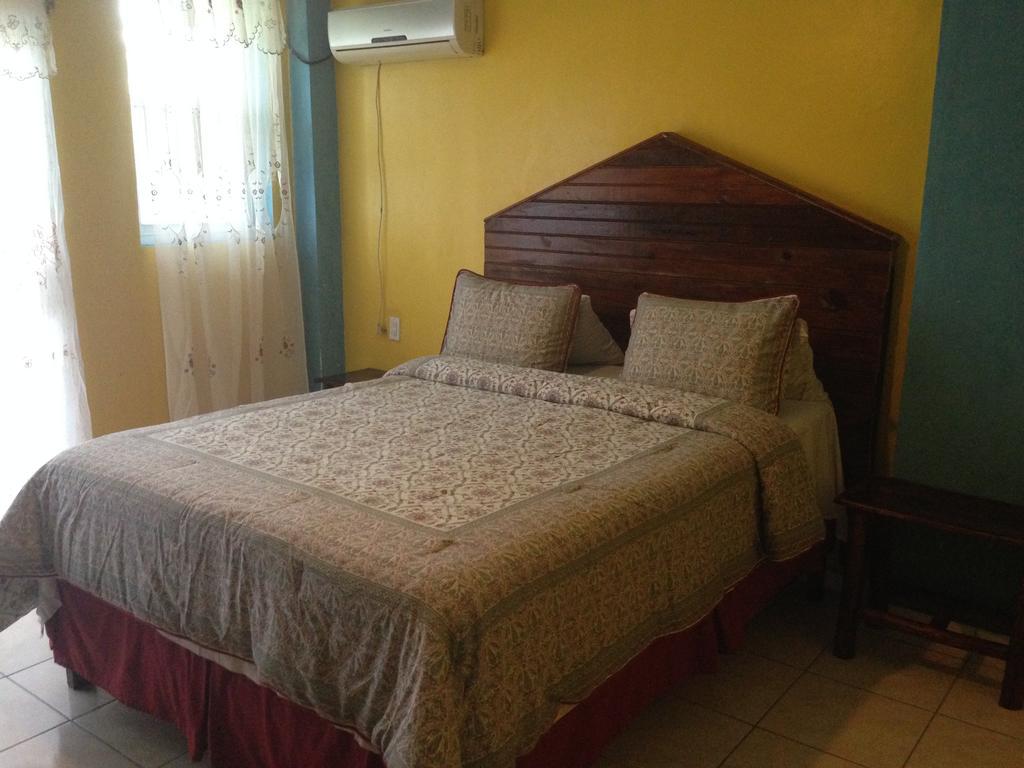La Delphina Bed&Breakfast Bar&Grill La Ceiba Exterior foto