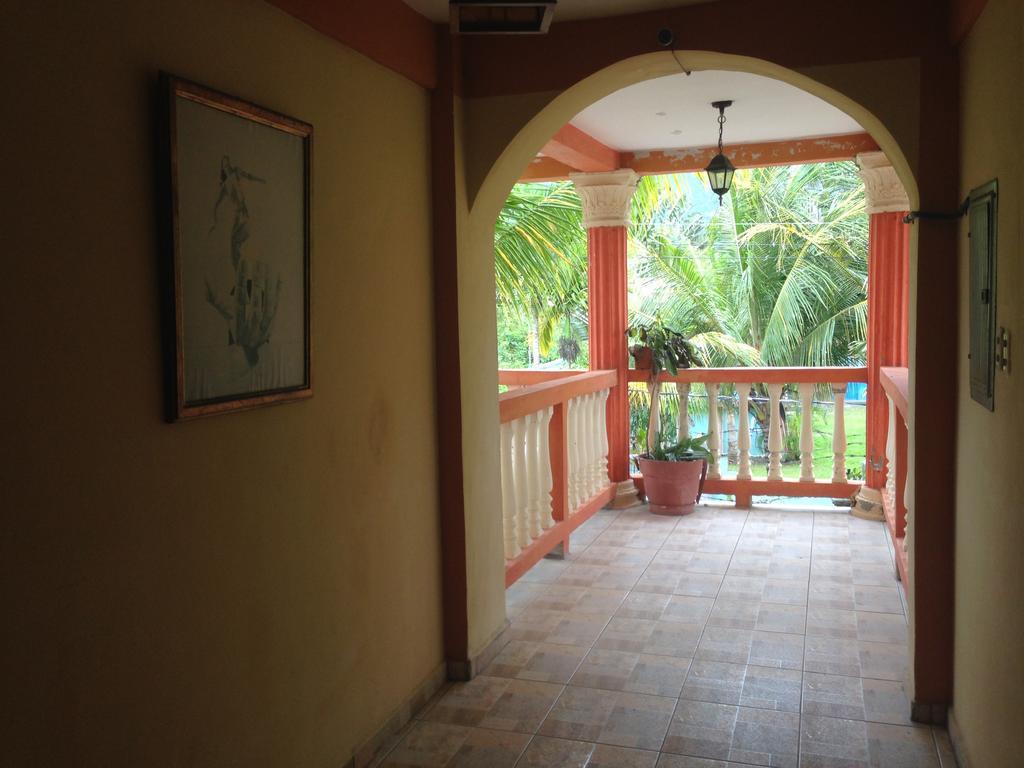 La Delphina Bed&Breakfast Bar&Grill La Ceiba Exterior foto