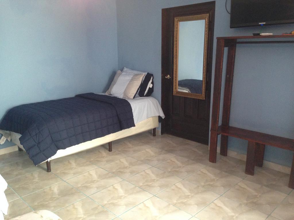 La Delphina Bed&Breakfast Bar&Grill La Ceiba Exterior foto