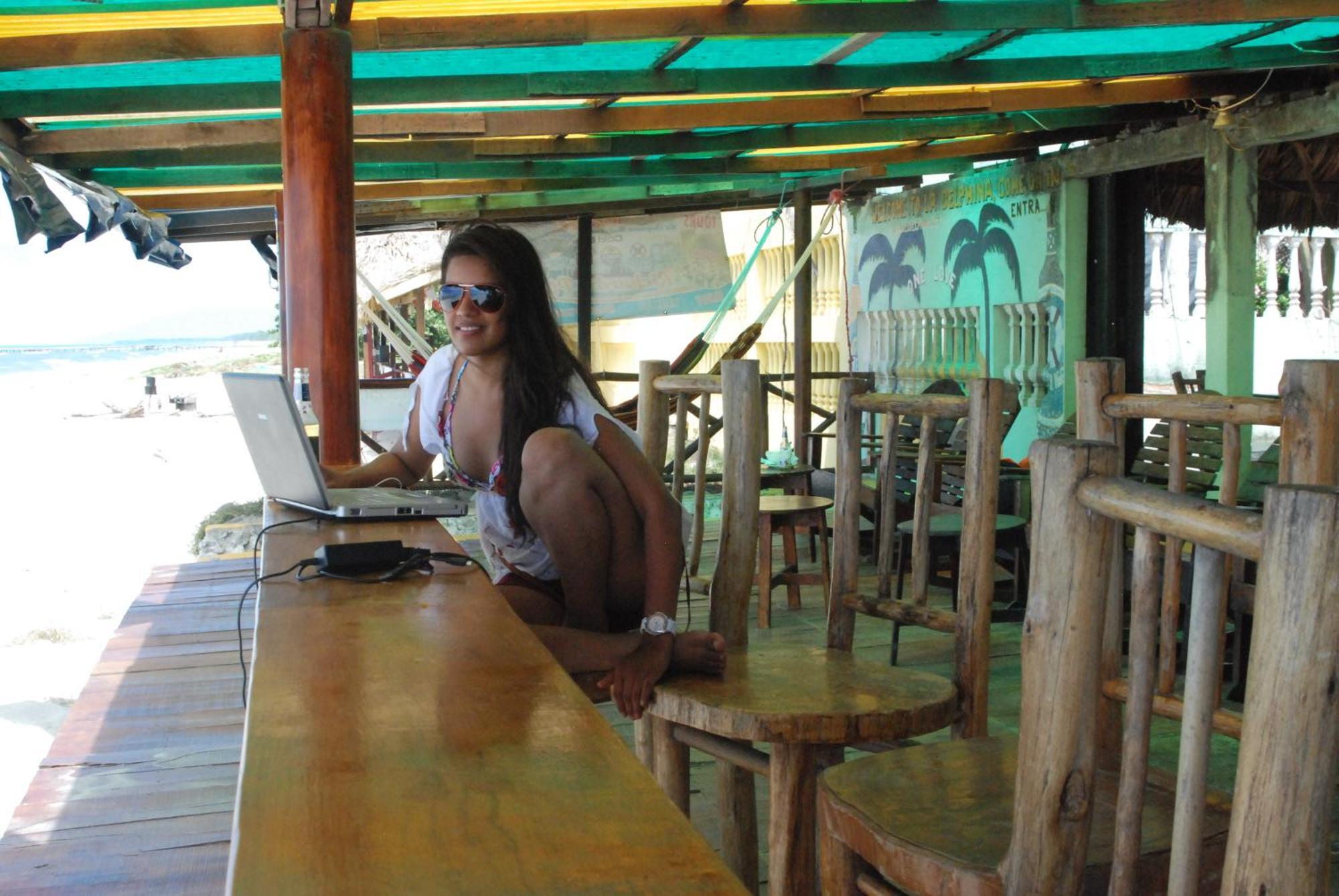 La Delphina Bed&Breakfast Bar&Grill La Ceiba Exterior foto