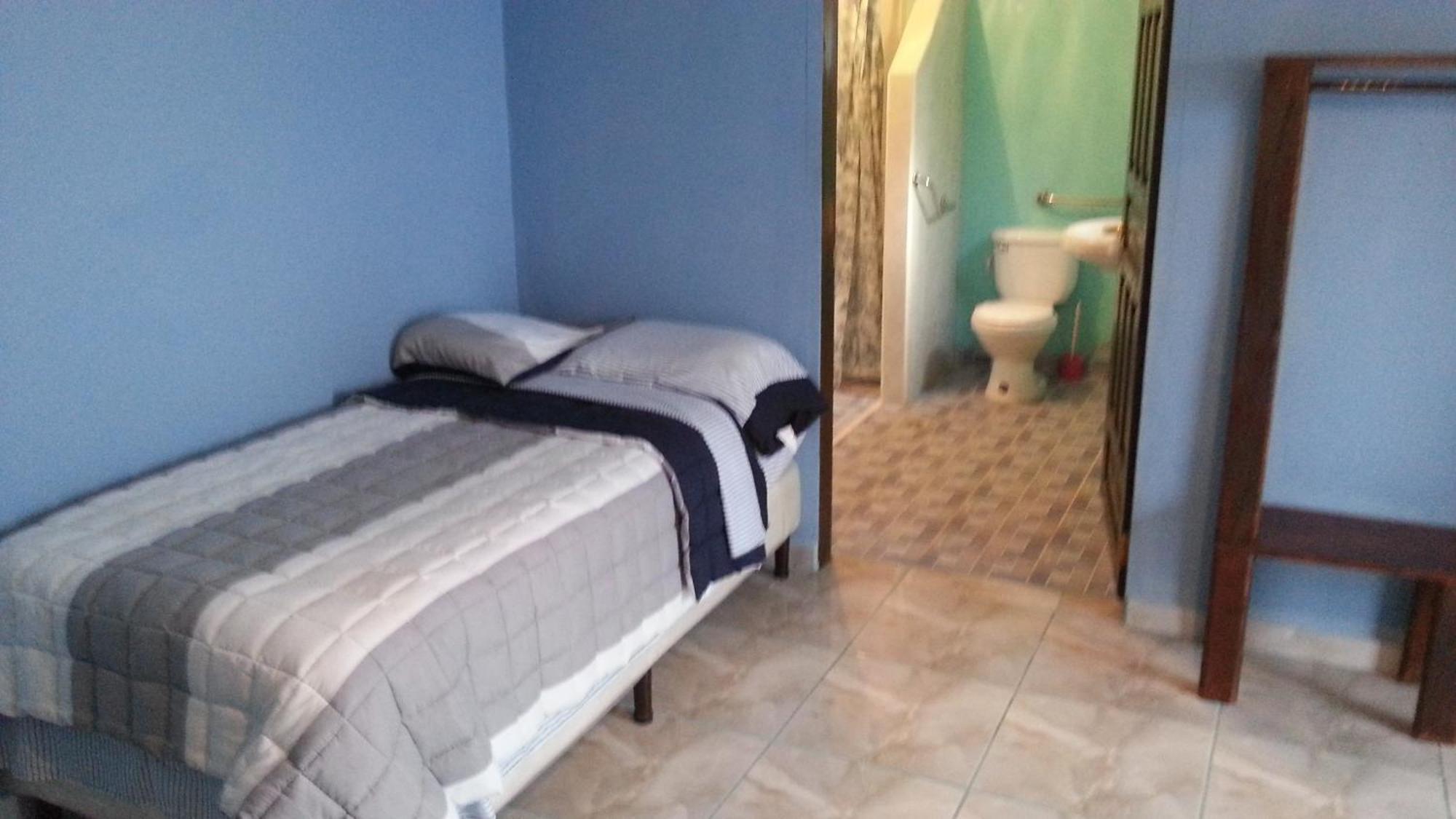 La Delphina Bed&Breakfast Bar&Grill La Ceiba Habitación foto